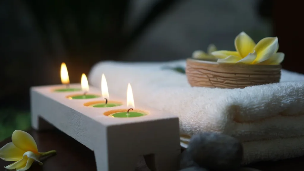 Nến thơm v&agrave; khăn b&ocirc;ng trong ph&ograve;ng trị liệu