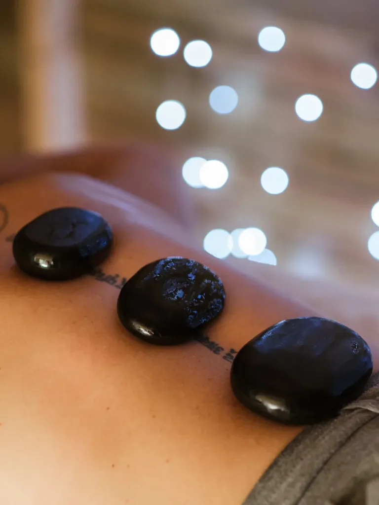 Massage đ&aacute; n&oacute;ng tr&ecirc;n lưng