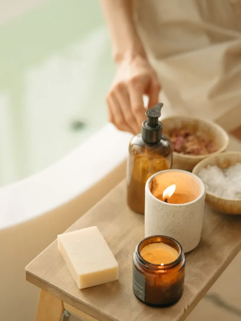 Muối tắm v&agrave; nến thơm chuẩn bị tẩy tế b&agrave;o chết